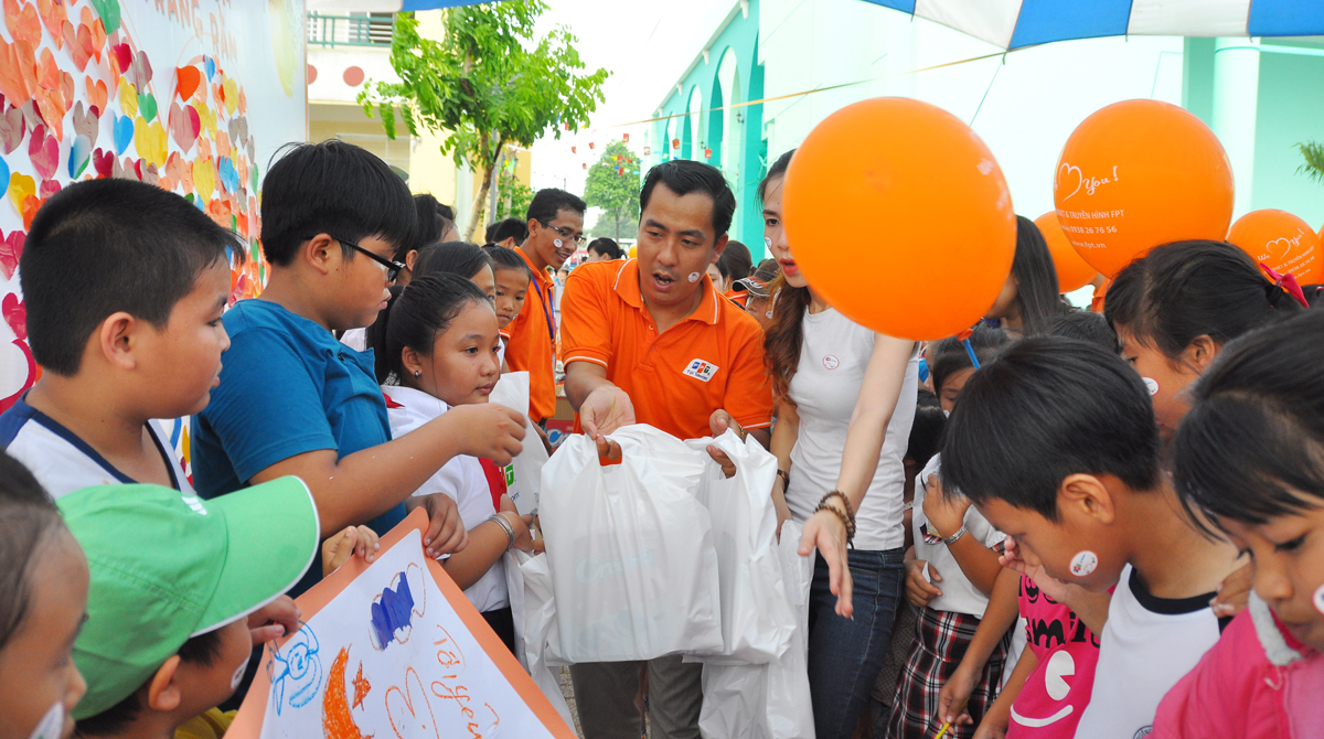 <p> Anh Doãn Giang Nam, Giám đốc FPT Telecom Củ Chi, trao quà và chúc mừng các đội chiến thắng.</p>