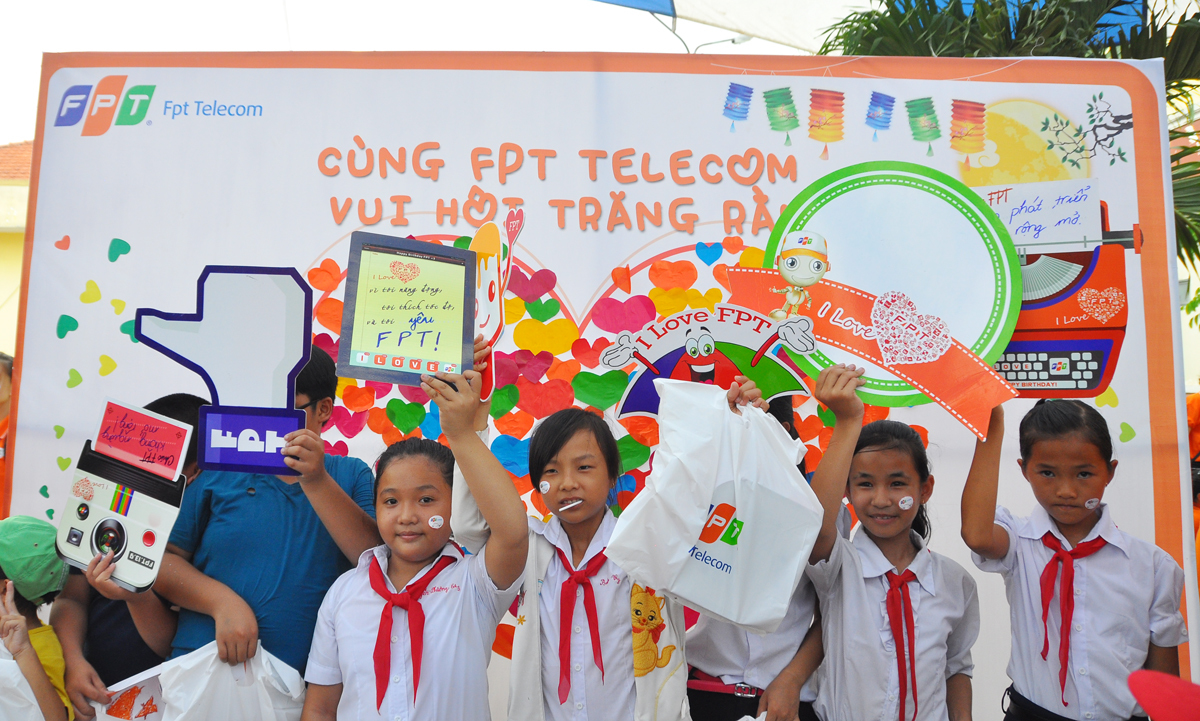 <p> "Em tham gia tất cả hoạt động tại gian hàng của FPT Telecom bởi nó vừa sức và đòi hỏi năng khiếu. Các anh chị trong công ty cũng rất vui vẻ khi dẫn chương trình hay tổ chức trò chơi", Đinh Phương Thúy (giữa), lớp 5/1 trường tiểu học Tân Thông, xã Tân Thông Hội, nói.</p>