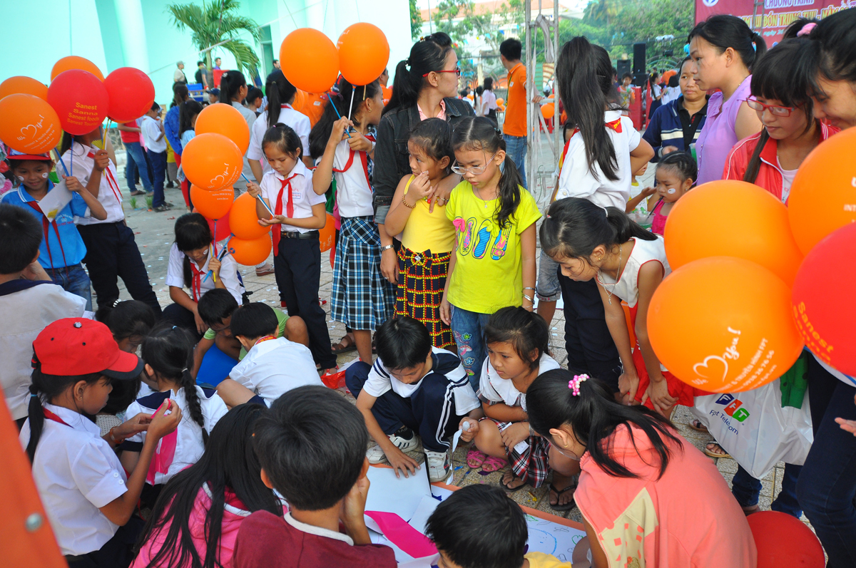 <p> Theo đó, mỗi đội bao gồm 10 thành viên trong một xã thuộc Củ Chi sẽ được phát một tấm giấy lớn, bút màu, giấy màu... để cùng thể hiện bức tranh đêm Trung thu. Các em sẽ cũng thảo luận đề tài và phân công nhau thiện hiện cho kịp giờ.</p>