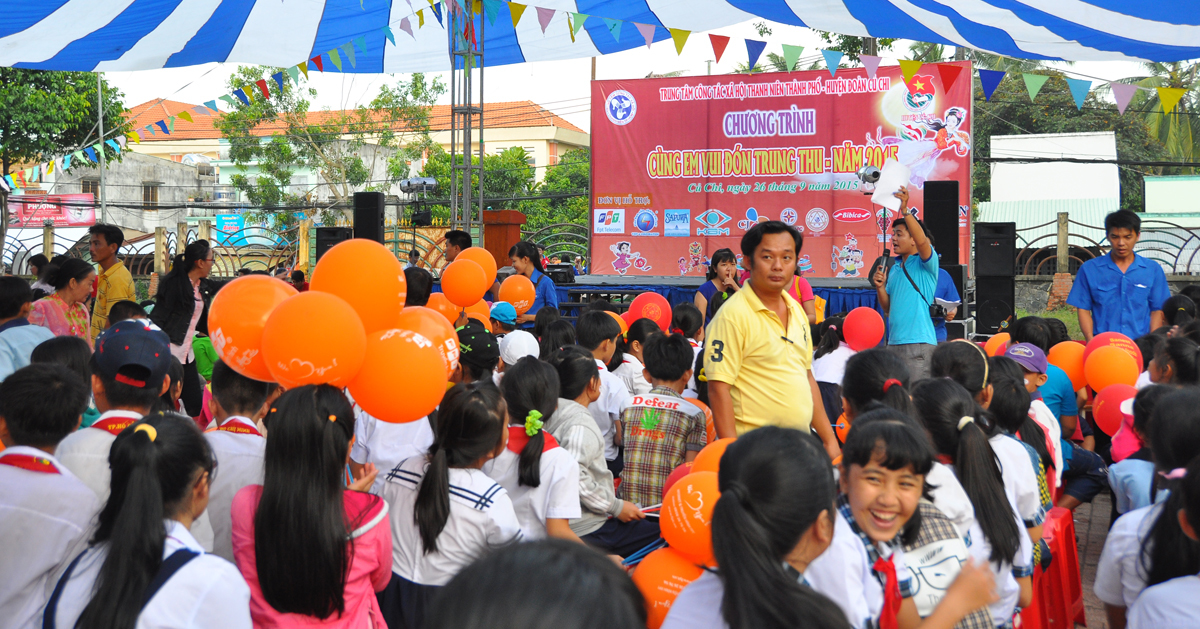 <p> Gần 18h các hoạt động trò chơi tạm ngừng để bắt đầu đêm hội Trung thu. Thiếu nhi các xã trong huyện được chia theo các hàng ghế háo hức chờ khai mạc.</p>