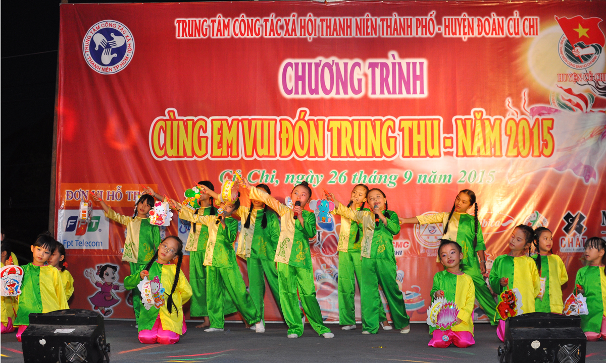 <p> ĐộiVăn nghệ Chim sơn ca khai màn rộn ràng với Vầng trăng yêu thương. "Chờ trăng lên em chờ trăng lên. Vầng trăng sáng cho em tiếng cười. Nụ cười vui bên tiếng đàn và trong tiếng hát. Nhìn trăng lên trong niềm yêu thương...".</p>