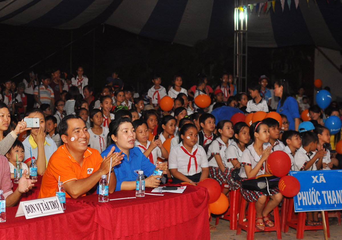 <p> Chương trình thu hút gần 2.000 người, bao gồm thiếu nhi và phụ huynh, tham gia. Thậm chí trẻ em các xã xa như Phú Mỹ Hưng, Trung Lập, An Tịnh... cũng về dự.</p>