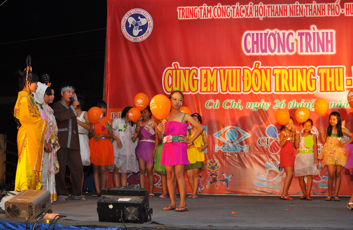 <p> Thời trang giấy và thương hiệu Truyền hình FPT 'lên sàn' diễn thời trang lớn và duy nhất ở Củ Chi. Các thiết kế thời trang trình diễn và bộ đồ của bộ ba: Chị Hằng, Thỏ Ngọc và Tiên Nữ do chị Đinh Thụy Phương Đoan, phòng Marketing, FPT Telecom, thiết kế.</p>