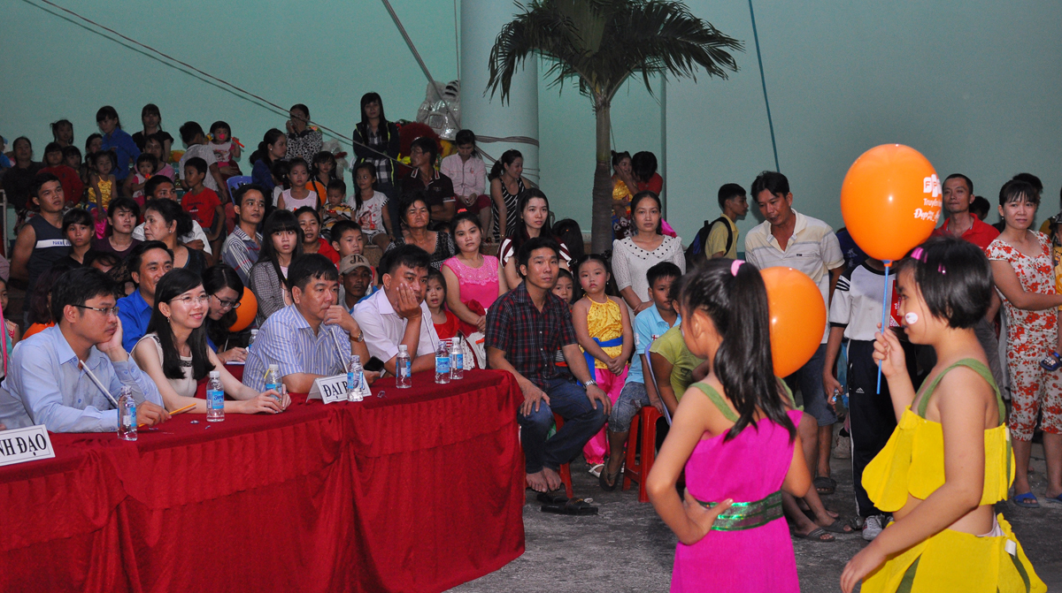 <p> Dù lần đầu lên sân khấu nhưng các bé khá mạnh dạn khi xuống tận bàn đại biểu và sảnh chính của sân trình diễn.</p>