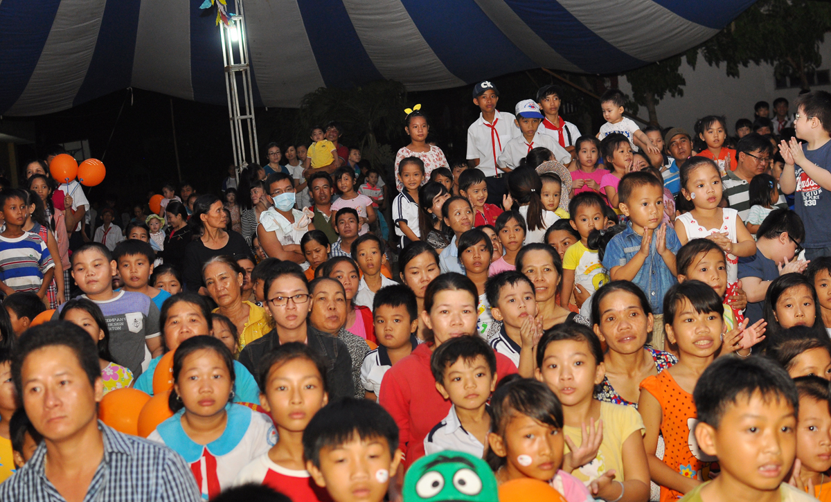 <p> Trẻ em và phụ huynh chăm chú theo dõi tiết mục "độc và lạ" của FPT Telecom. Các thiếu nhi và phụ huynh trầm trồ khi thấy bạn/con em mình chuyên nghiệp trên sân khấu.</p>