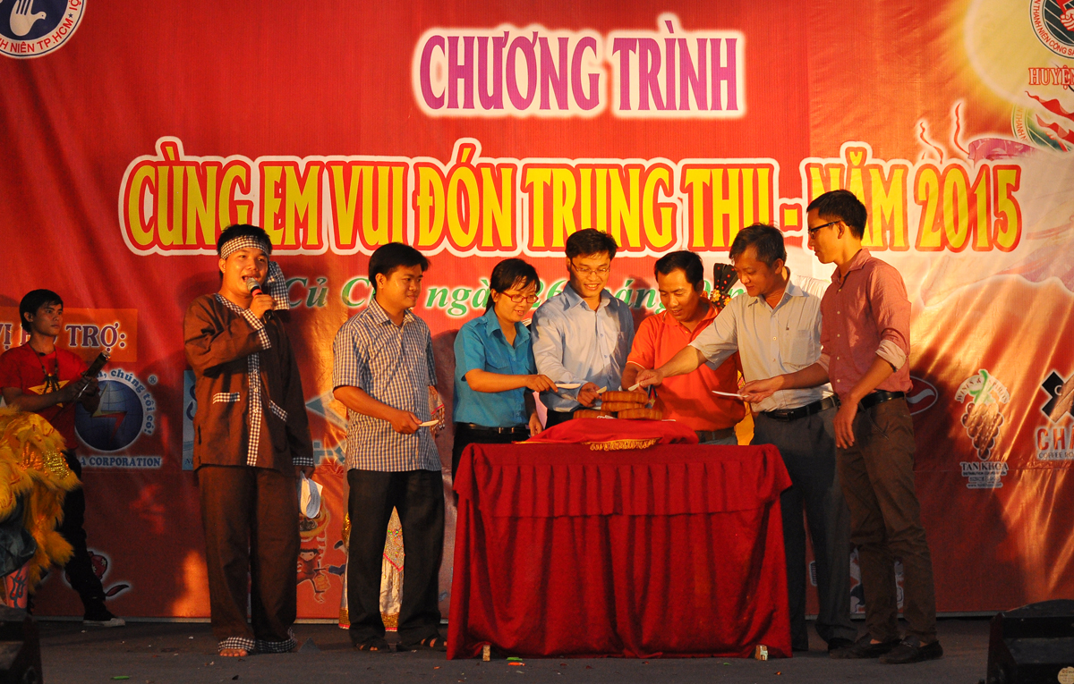 <p> Đại diện FPT Telecom và khách mời cùng phá cỗ trung thu. Đây là những chiếc bánh lớn do FPT Telecom tài trợ.</p>