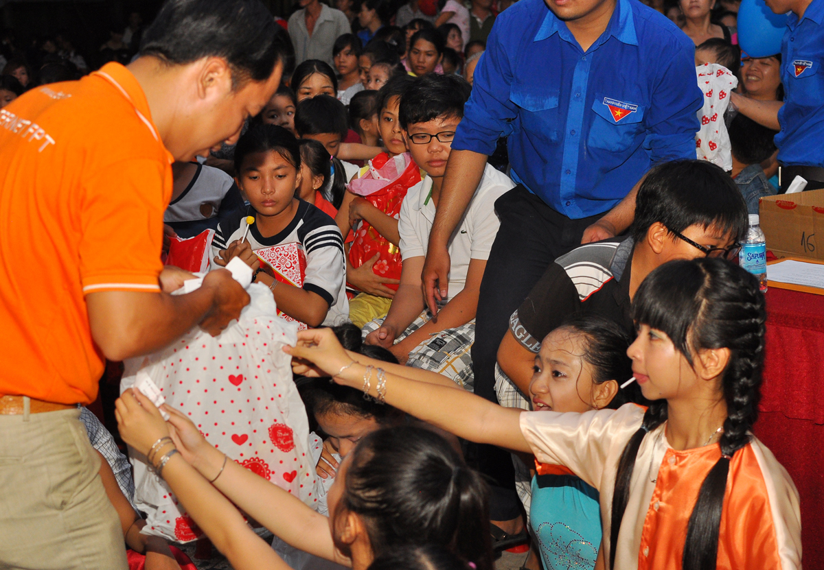 <p> Sau khi xem ảo thuật và múa Lân - Sư - Rồng, thời khắc được thiếu nhi chờ đợi nhất cũng đến: Chia quà Trung thu. 700 phần quà gồm rất nhiều bánh kẹo được phát đến các em thiếu nhi Củ Chi. </p>