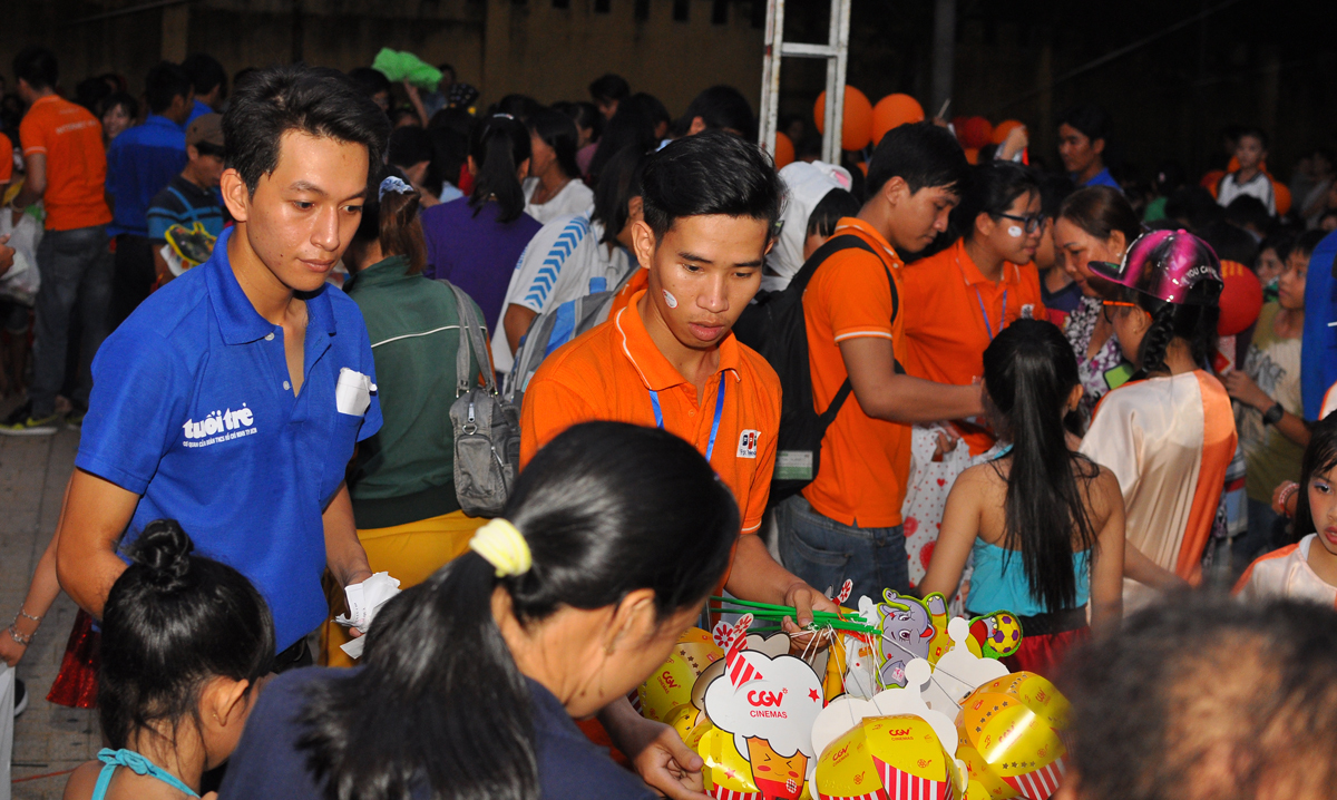 <p> Người FPT Telecom cùng phát quà và đèn cho các bé.</p>