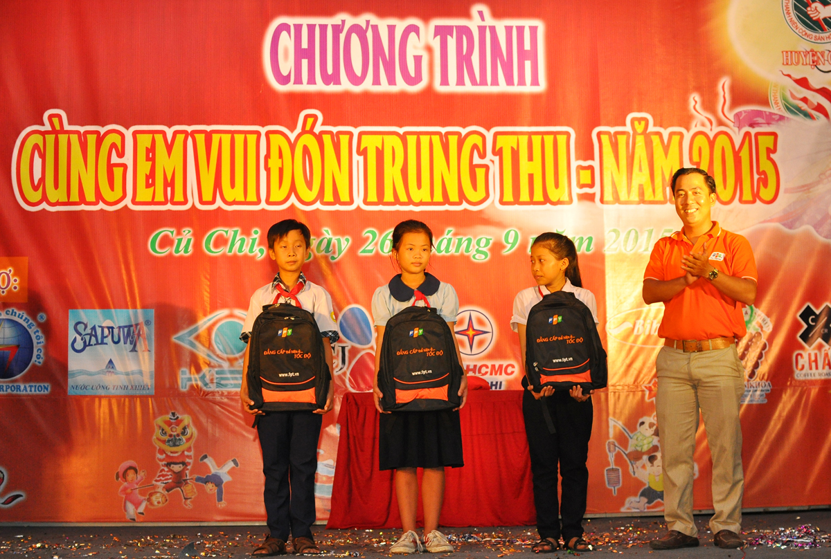 <p> Anh Doãn Giang Nam, Trưởng Văn phòng FPT Telecom Củ Chi, tặng balo cho học sinh nghèo học giỏi trong huyện.</p>