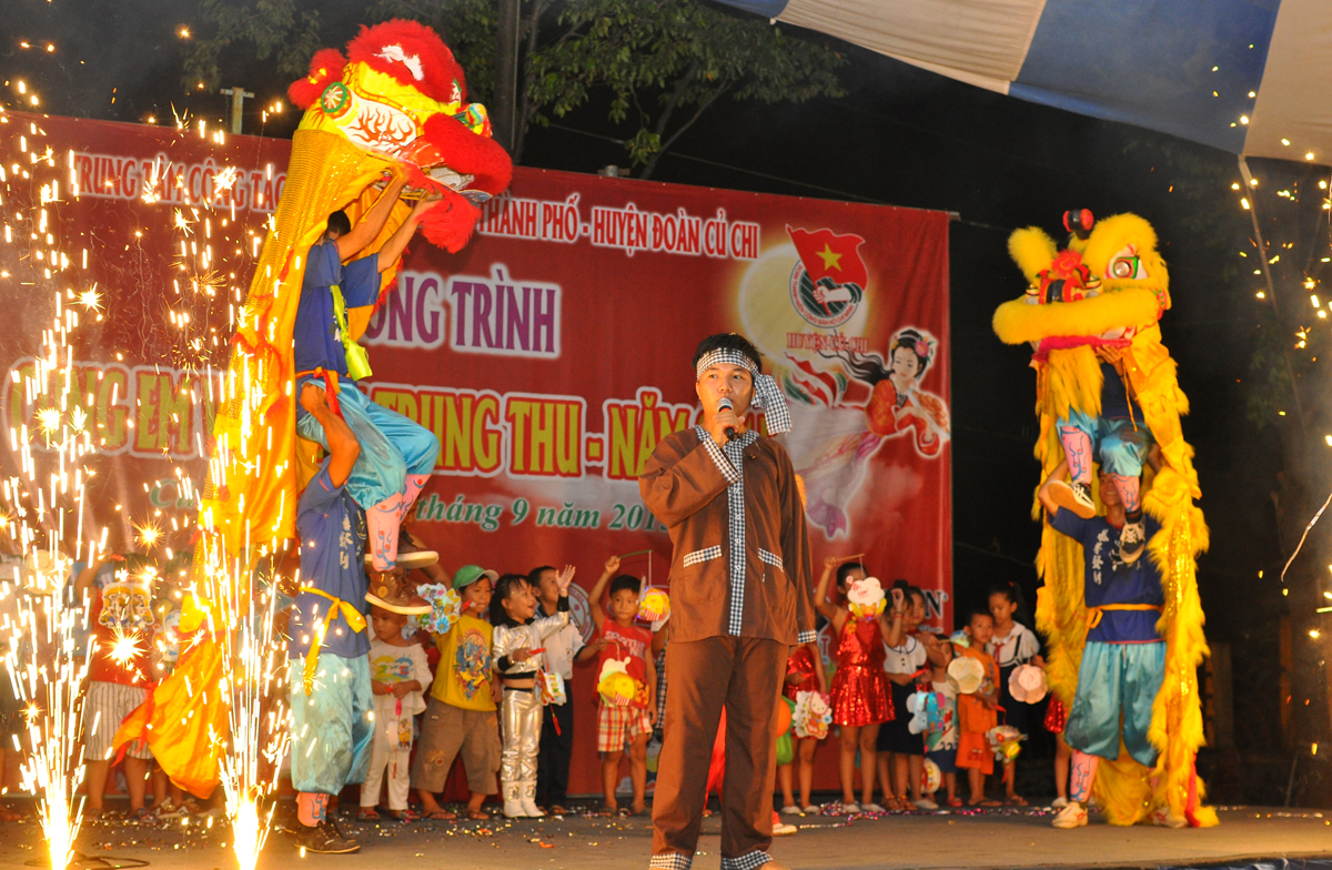 <p> Chương trình kết thúc lúc 20h trong niềm vui của các em thiếu nhi. "Cám ơn FPT Telecom đã chung tay góp sức tổ chức chương trình Trung thu vui tươi, ý nghĩa cho trẻ em tại vùng sâu, vùng xa ngoại thành còn gặp nhiều khó khăn", anh Nguyễn Văn Dương, Phó Bí thư huyện Đoàn Củ Chi, chia sẻ.</p> <p> Trước đó, phòng Marketing và Trung tâm Kinh doanh Sài Gòn 6 đã tổ chức sự kiện tương tự tại Công viên văn hóa Lê Thị Riêng, số 875 Cách mạng tháng 8, quận 10, vào ngày 25/9 với hơn 2.000 tham gia.</p>