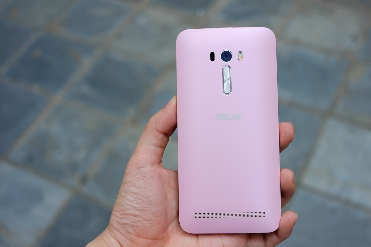<p> Zenfone Selfie có 3 tùy chọn màu sắc trẻ trung là trắng, hồng phấn và xanh. Về kiểu dáng, máy sở hữu thiết kế tương đồng với dòng sản phẩm Zenfone 2 truyền thống của Asus ra mắt trước đó. Tuy nhiên, lớp sơn phủ ở mặt lưng khá mềm mại, không có bóng vân kim loại như một số model của Zenfone 2.</p>