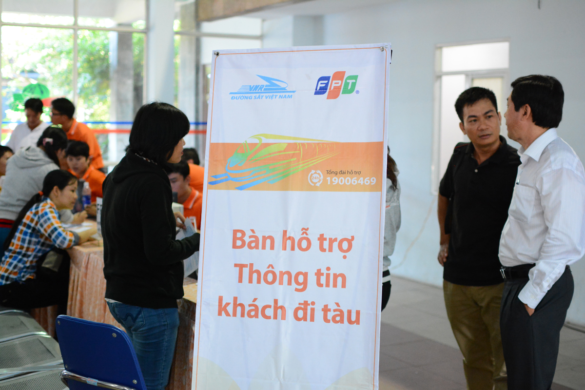 <p> 2015 cũng là năm đầu tiên Phòng Trách nhiệm xã hội FPT (CSR) khởi xướng và phối hợp với Ga Sài Gòn thực hiện chương trình hỗ trợ, tư vấn trực tiếp tại ga. Giai đoạn một của chương trình kéo dài từ ngày 1 đến 11/10. Thời gian tình nguyện viên trực tại ga từ 7h đến 21h, chia thành hai ca. </p>