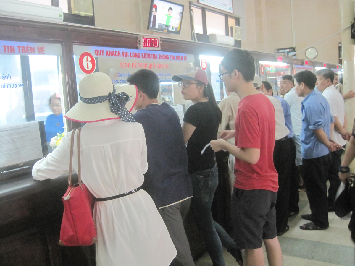 <p> <strong>Không khí tại Ga Hà Nội sáng nay </strong>không khác nhiều so với ngày thường. Lượng khách đến mua vé tàu Tết chưa đông, đa phần vẫn chỉ mua vé tàu thường. Theo những nhân viên làm việc tại ga, ngày mở bán vé tàu Tết đầu tiên của năm nay bớt đông đúc và nhộn nhịp hơn mọi năm, với nguyên nhân cũng tương tự ở Ga Sài Gòn.</p>