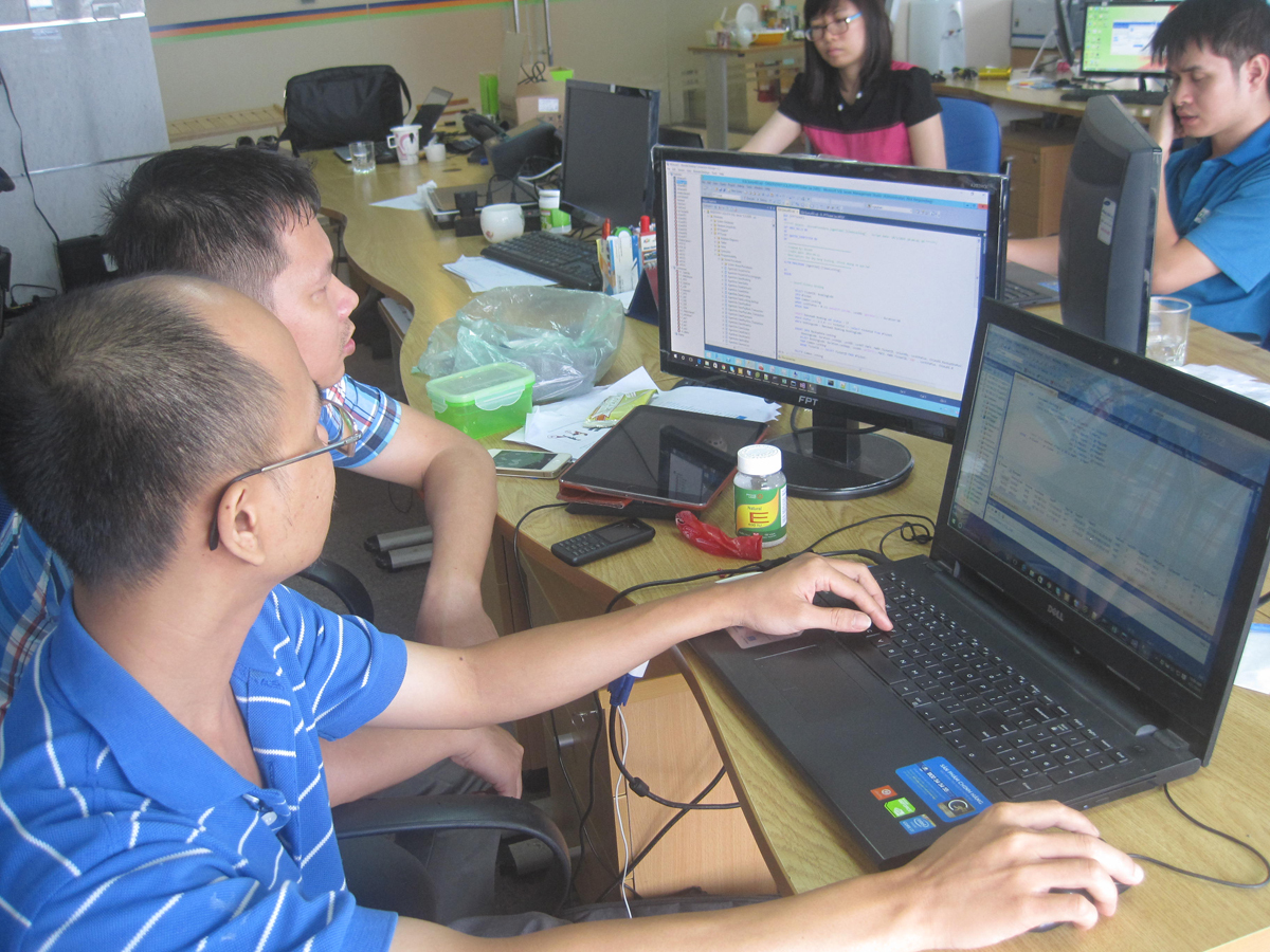 <p> Đội dự án đang tập trung làm việc và xử lý các sự cố phát sinh xảy ra trên hệ thống. Tính đến 11h20 ngày 1/10, có hơn 44.400 vé tàu được bán thành công qua mạng.</p> <p>  </p> <p> Dự án Hệ thống bán vé điện tử của Tổng công ty Đường sắt Việt Nam được FPT IS khởi động từ tháng 7/2014. Đây là sản phẩm hợp tác với FPT theo hình thức thuê dịch vụ CNTT. Trong đó, FPT cung cấp dịch vụ CNTT hoàn chỉnh từ Hệ thống phần mềm quản lý bán vé điện tử đến hạ tầng CNTT. Thay vì trả chi phí một lần Tổng Công ty Đường sắt Việt Nam sẽ trích tỷ lệ phần trăm doanh thu bán vé thu được qua hệ thống điện tử để trả dần cho nhà cung cấp (FPT).</p>