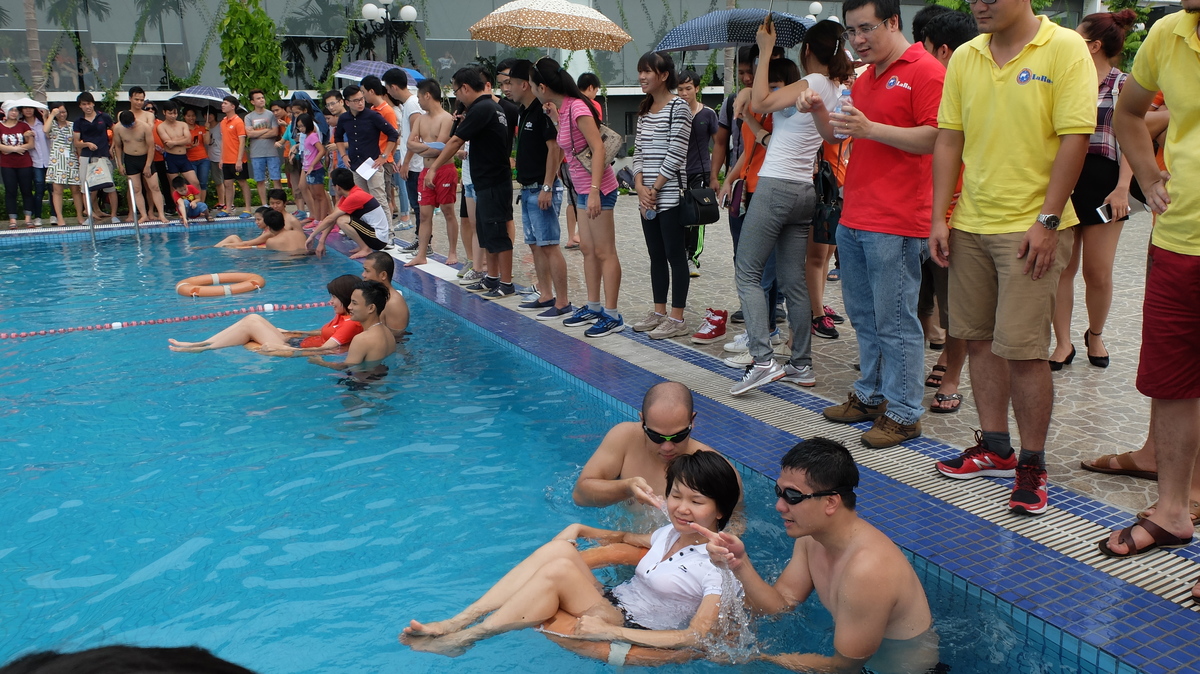 <p> Dù đã thấm mệt do tiết trời oi bức nhưng các thành viên vẫn cố gắng thi đấu ở các nội dung dưới nước như: bơi phao tiếp sức và bóng sọt.</p>