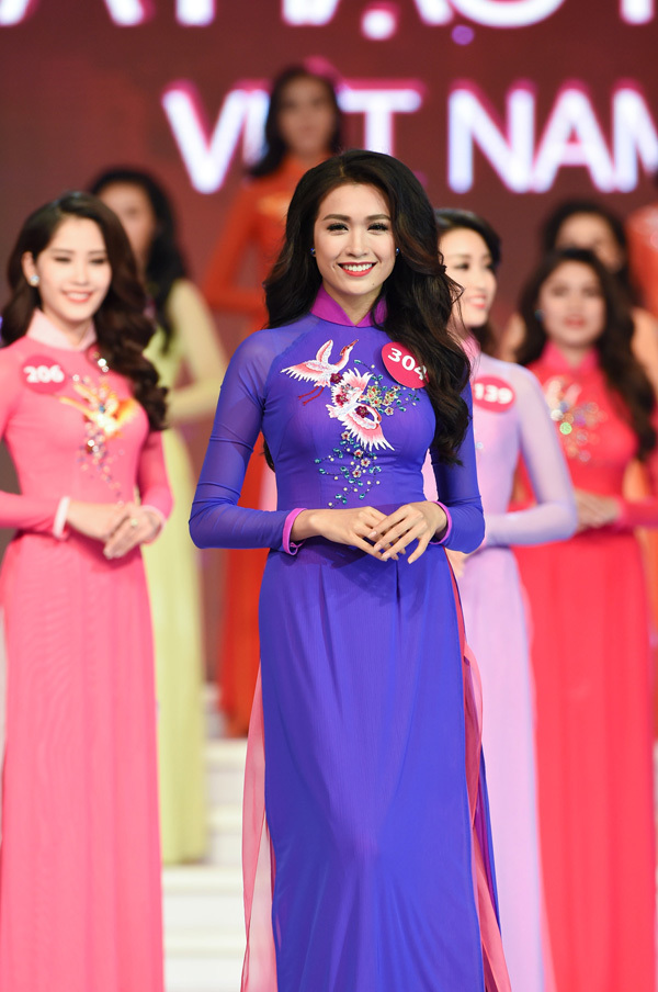 <p> Hằng tạo được ấn tượng bởi vẻ đẹp nữ tính và nụ cười dễ mến, thể hiện được nét đẹp của người con gái Việt trong phần thi áo dài.</p>