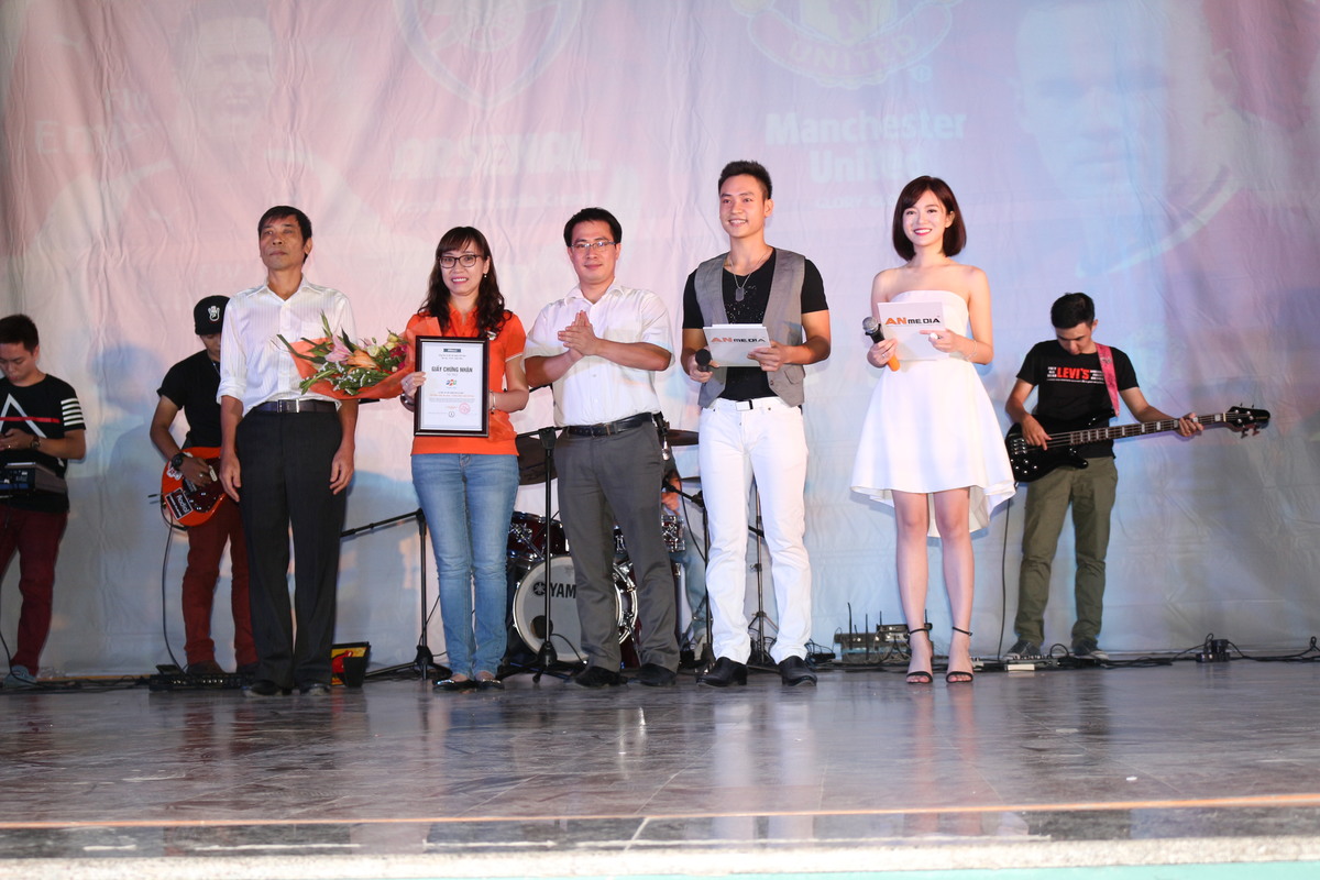 <p> Ca sĩ Duy Khoa và hot girl Tú Linh cùng đại diện đơn vị tổ chức trao kỷ niệm chương và hoa cho chị Tô Nam Phương để vinh danh nhà tài trợ chính của chương trình.</p>