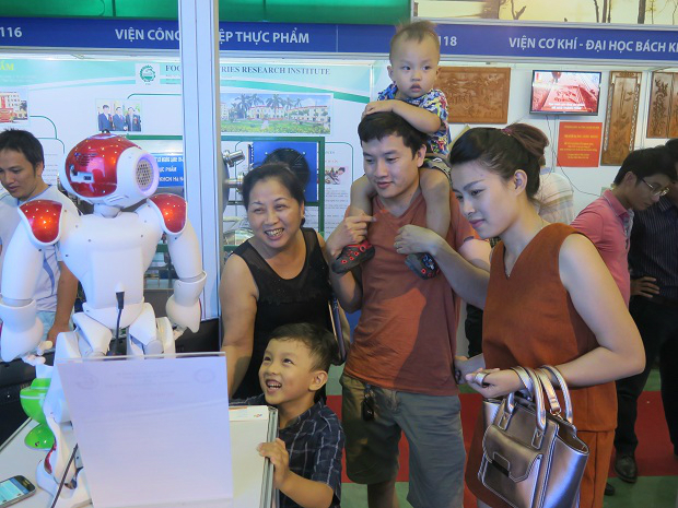 Nhiều người dân thích thú với các sản phẩm được trưng bày tại Techmart của FPT.