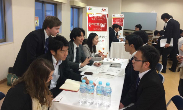 43 học viên khóa 1 của Chương trình 10.000 Kỹ sư Cầu nối sẽ trực tiếp nộp hồ sơ và tham gia phỏng vấn với 08 doanh nghiệp Nhật Bản ngay tại sự kiện