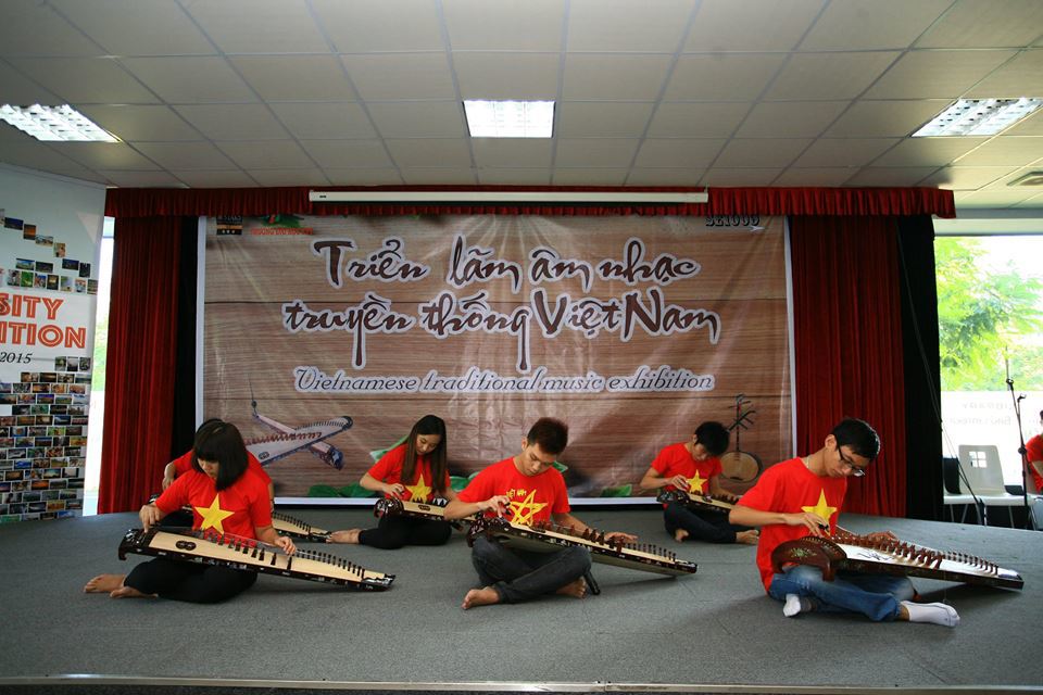 <p> Chương trình xuất phát từ ý tưởng của nhóm sinh viên lớp SE1009 với mong muốn giới thiệu giá trị văn hóa âm nhạc truyền thống Việt Nam đến các bạn trẻ. Mở đầu chương trình là liên khúc "Hoa đẹp, Vào rừng, Inh lả ơi" đến từ CLB FTIC (CLB Nhạc cụ truyền thống ĐH FPT). </p>