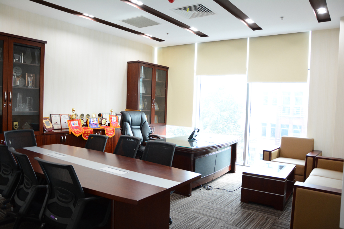 <p> Phòng "dự bị" dành cho Ban lãnh đạo của FPT IS từ Hà Nội vào công tác hoặc sử dụng khi đón tiếp khách hàng, đối tác. Phòng được trang bị sofa, bàn làm việc, bàn họp cùng khu vực tủ trưng bày Cup, bằng khen, danh hiệu...</p>