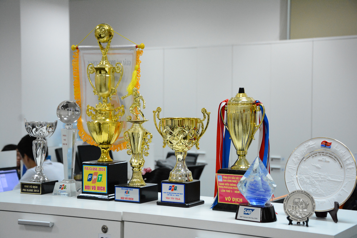 <p> Một góc khu vực trưng bày Cup và giải thưởng của FPT IS ERP.</p>