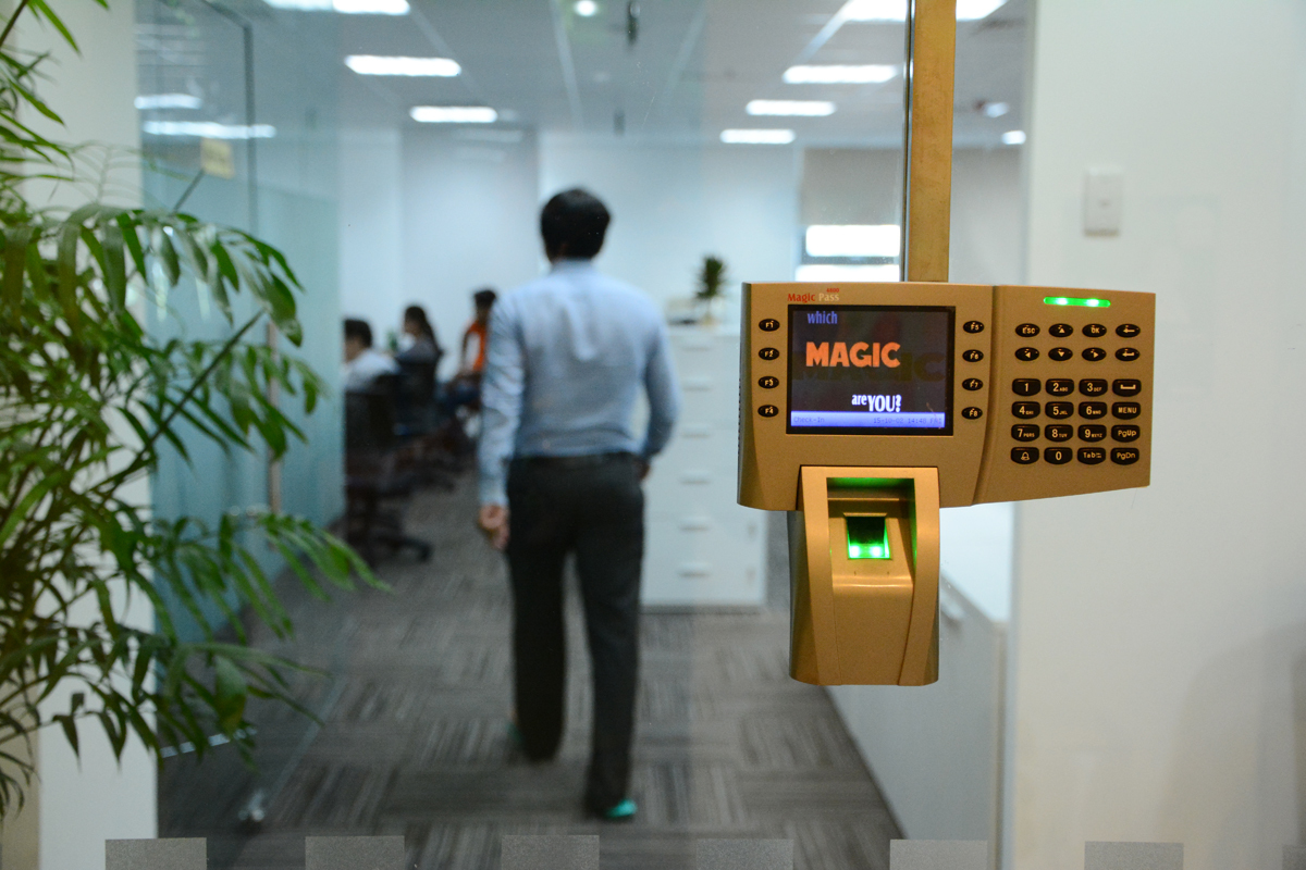 <p> Để đảm bảo tính bảo mật và thuận tiện cho việc kiểm soát, mỗi CBNV đều phải check vân tay khi vào văn phòng. </p>