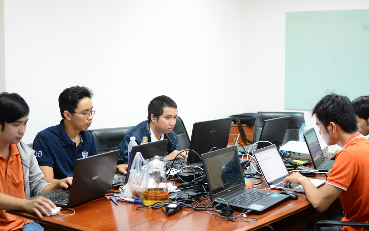 <p> Một đội dự án của FPT IS Bank vừa họp chuyên môn vừa làm việc trực tiếp với nhau trong phòng họp. </p>