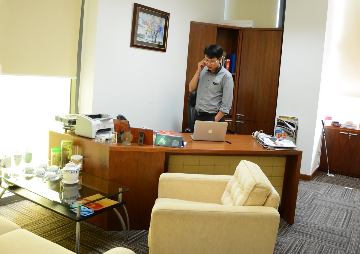 <p class="Normal"> Phòng làm việc của Phó TGĐ FPT IS ERP Bùi Triệu Anh Tuấn nhỏ gọn với bàn làm việc và bộ sofa tiếp khách.</p>