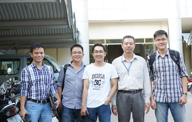 Anh Hà Cao Nguyên (ngoài cùng bên trái) cùng các đồng nghiệp trong đội dự án.