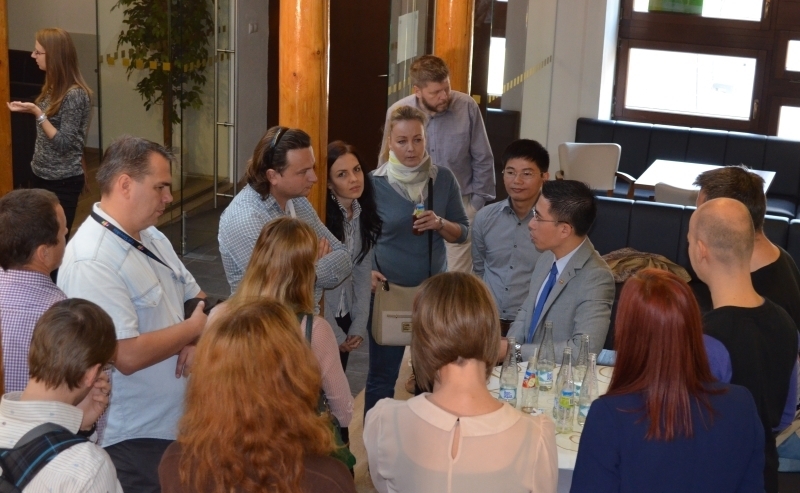 <p> CEO Hoàng Việt Anh gặp gỡ CBNV FPT Slovakia tại khu cafe của văn phòng trước khi vào họp với toàn bộ nhân sự đơn vị. Đây là chuyến công tác đến châu Âu đầu tiên của anh trên cương vị TGĐ Phần mềm FPT.</p>