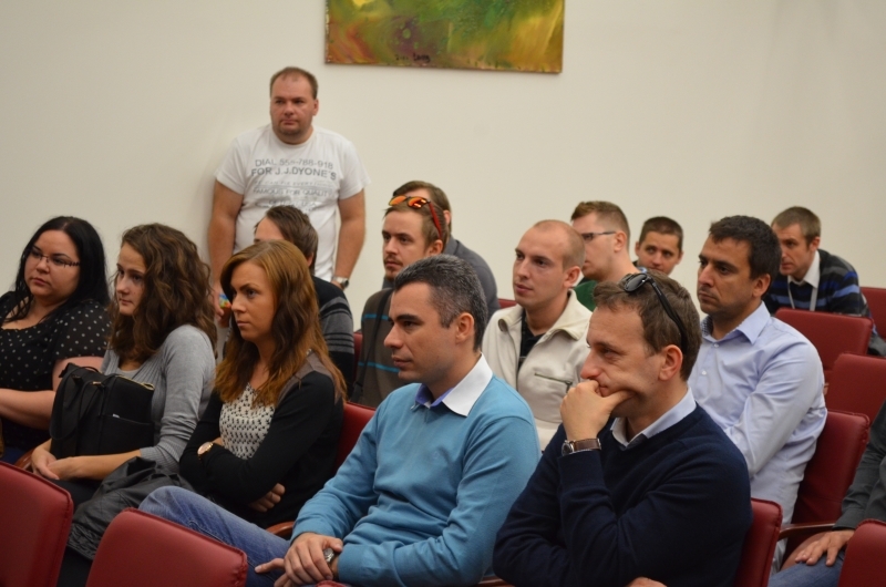 <p> Các chuyên gia FPT Slovakia chăm chú theo dõi phần chia sẻ của lãnh đạo FPT Software.</p>