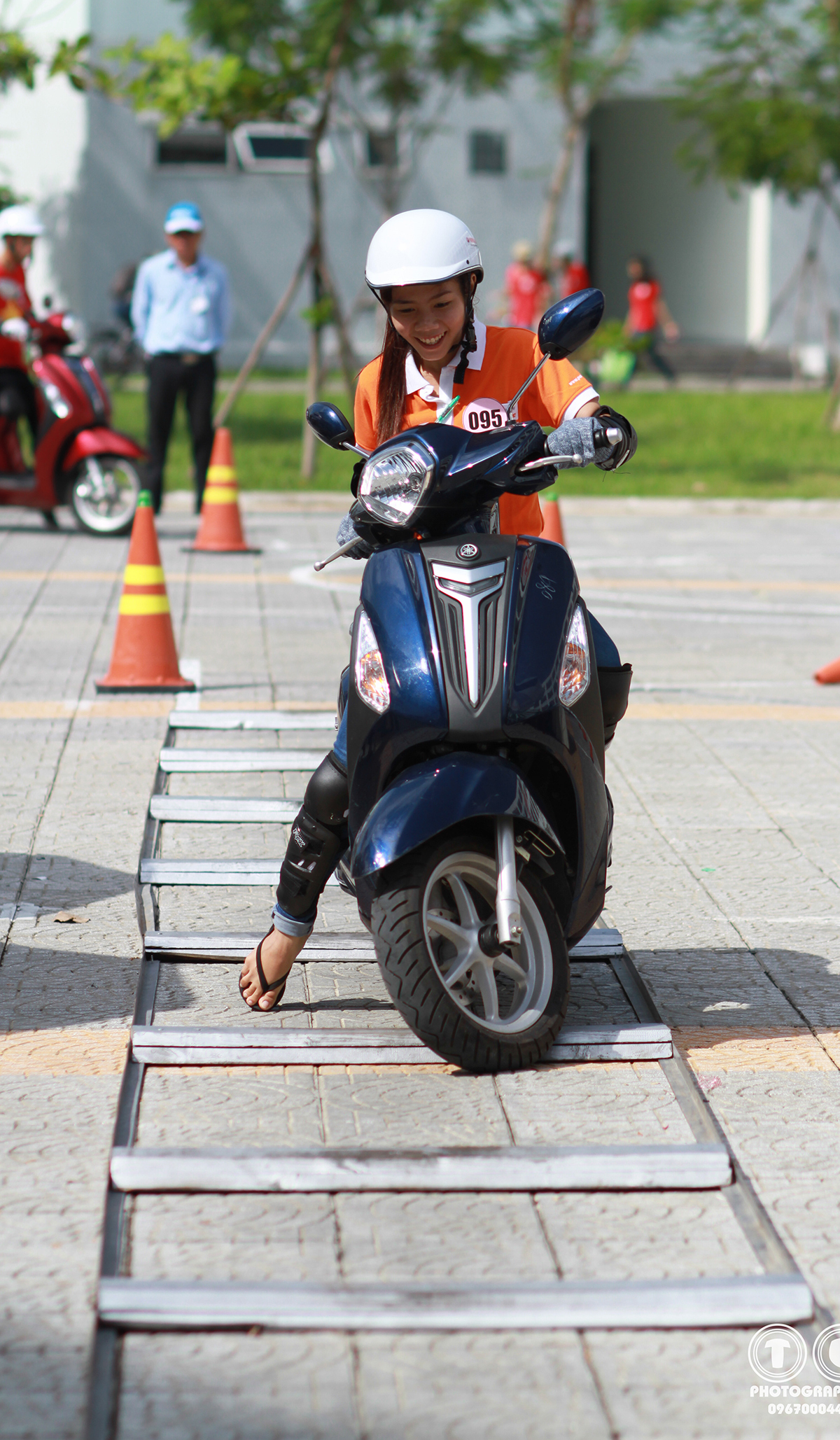 <p class="Normal" style="text-align:justify;"> Sinh viên FPT Polytechnic Đà Nẵng tham gia phần thi thực hành tại hội thi “Lái xe an toàn 2015”.</p>