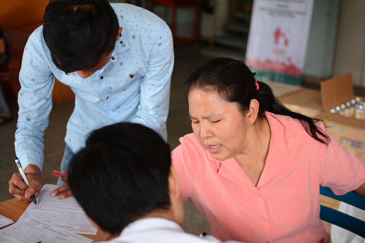 <p> Do mắt kém, viết chậm nên chị Nguyễn Thị Phai (nhân viên tạp vụ) nhờ sinh viên ghi thông tin cá nhân của mình lên phiếu đăng ký. Chị cho biết, bản thân đã có 14 năm làm việc tại FPT và đây là lần thứ 4 chị tham gia hiến máu.</p>