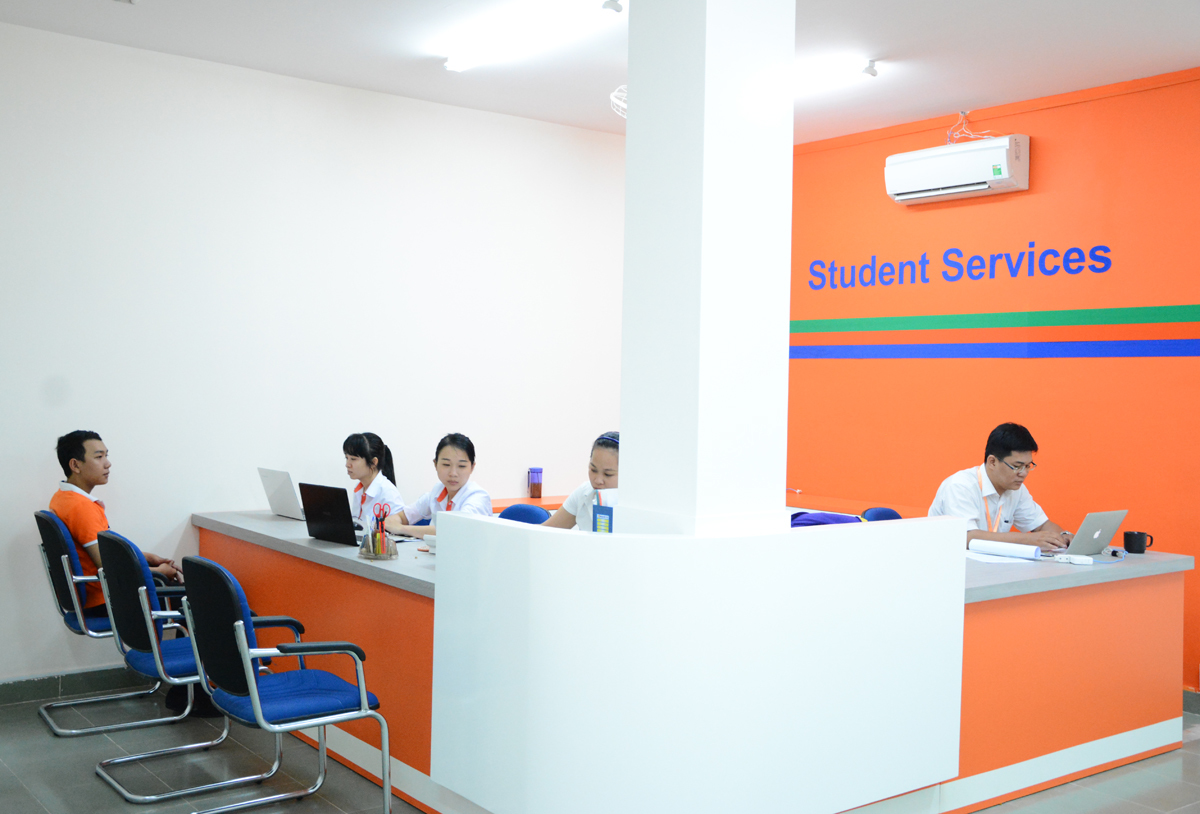 <p> Phòng Công tác sinh viên được trang trí nổi bật với gam màu cam truyền thống của FPT Polytechnic. </p>