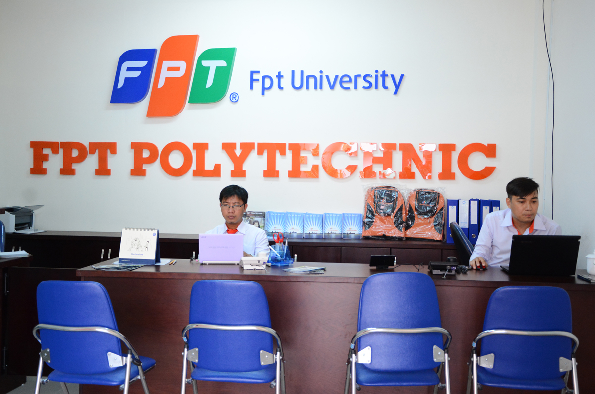 <p> Phòng Tuyển sinh và phòng Quan hệ doanh nghiệp tọa lạc ngay cổng ra vào cơ sở mới. Hiện, FPT Polytechnic HCM có hơn 2.000 sinh viên theo học ở 2 cơ sở, trong đó, ngành Công nghệ thông tin chiếm đến 60%. </p>