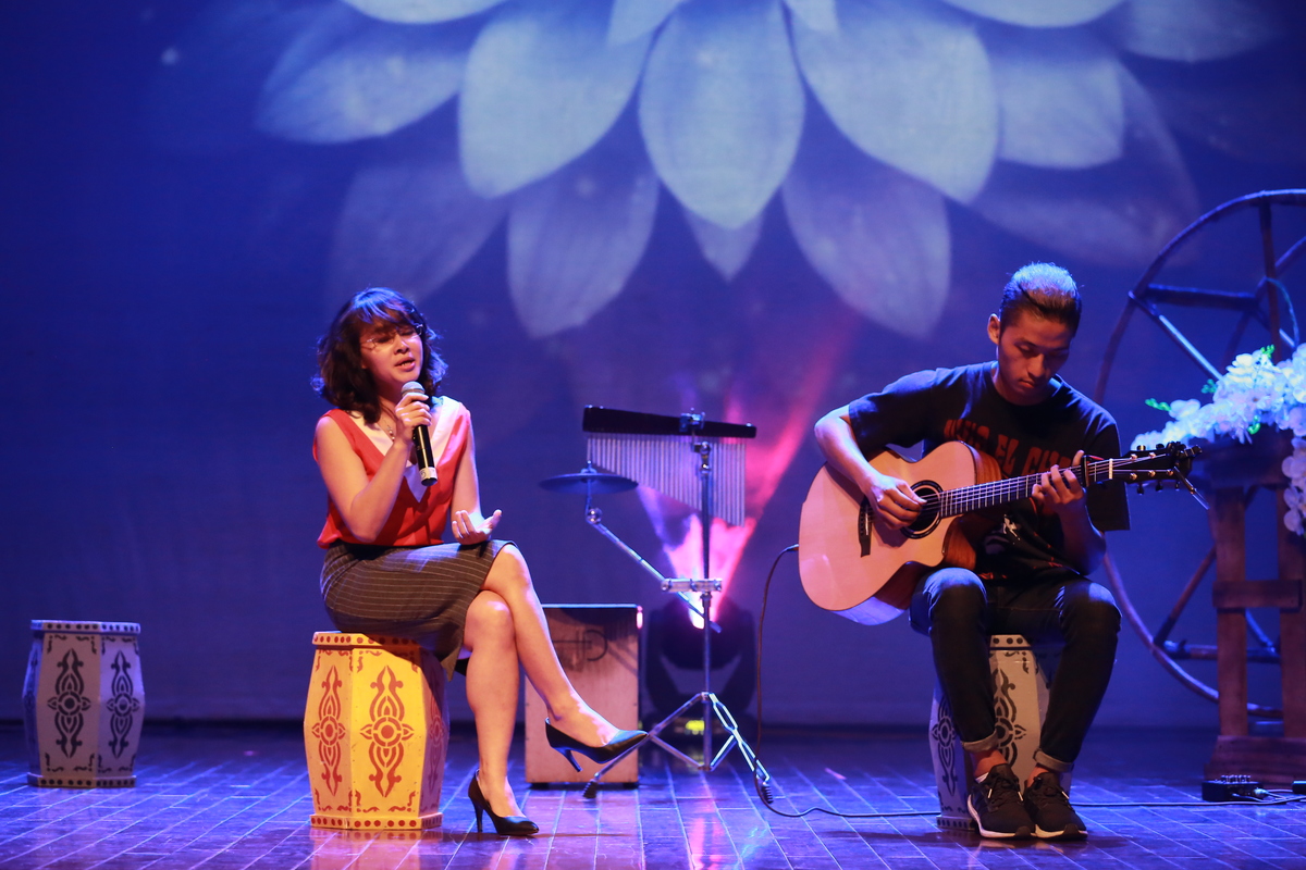 <p> Trong không khí của ngày 20/10, Hội quán âm nhạc cũng dành bài hát “Mẹ tôi” do Nguyệt Thu, ca sĩ FPT IS, thể hiện để gửi tặng những người vợ, người mẹ.</p>