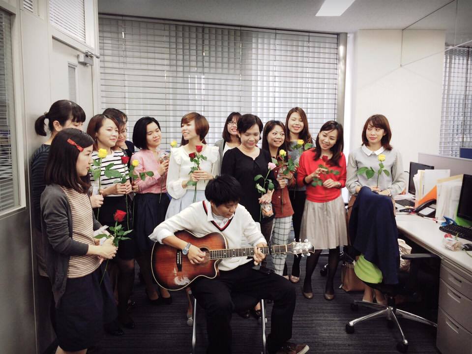 <p> Trong ngày này, tại Nhật Bản xa xôi, các anh em FPT Japan cũng đã thể hiện sự galant của mình khi tặng hoa, đồ ăn và tự tay đàn hát phục vụ chị em. </p>