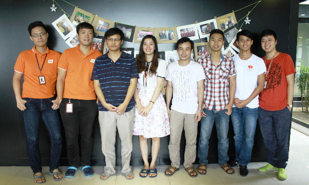 Anh Phạm Bảo Thạch (thứ 3 từ bên trái sang) cùng team FSB Lab.