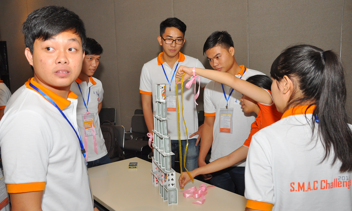 <p> Trong khi trọng tài đo chiều cao của tháp, bạn Vũ An Khang (góc trái), đội AWI của ĐH CNTT TP HCM, nhưng hiện thuộc biên chế nhóm 4 nhìn sang đội bạn với vẻ mặt lo lắng.</p>