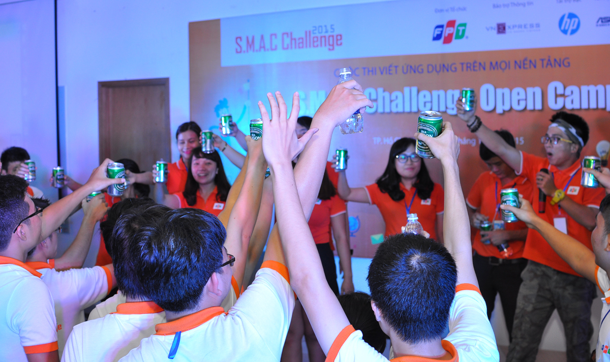 <p class="Normal"> Chương trình kết thúc lúc 21h15. Ngoài giải cho nhóm, Ban tổ chức sẽ trao giải cho từng đội thi dựa theo tổng điểm của các cá nhân. Theo đại diện Ban tổ chức, dự kiến ngày 31/10, các đội sẽ trình bày ứng dụng trước Ban giám khảo tại tòa nhà Tân Thuận, quận 7.</p> <p class="Normal"> Với chủ đề “Số hóa giọng nói”, SMAC Challenge 2015 là cuộc thi đầu tiên tại Việt Nam tìm kiếm và phát triển các ý tưởng công nghệ tương tác bằng giọng nói. Ngoài giải thưởng bằng tiền mặt giá trị lớn, cuộc thi còn mang đến nhiều cơ hội việc làm trong lĩnh vực công nghệ mới, cơ hội được Quỹ FPT Ventures rót vốn đầu tư cho các ứng viên.</p> <p class="Normal"> SMAC Challenge là cuộc thi viết ứng dụng công nghệ thường niên, dành cho các bạn trẻ, do Tập đoàn FPT tổ chức. Sau 2 năm, cuộc thi thu hút được hàng nghìn thanh niên trên địa bàn Hà Nội tham gia. Năm 2015, FPT mở rộng phạm vi cuộc thi ra toàn quốc. Cuộc thi được tài trợ bởi Công ty HP Việt Nam (tài trợ Bạc) và Công ty Asus Việt Nam (tài trợ Đồng).</p> <p class="Normal"> <span>Năm 2014, đội FU-Agile (ĐH FPT) đã giành giải nhất SMAC Challenge. Trước đó, năm 2013, đội SRC PTIT đến từ Học viện Bưu chín</span><span>h Viễn thông đã trở thành nhà vô địch của SMAC Challenge mùa đầu tiên.</span></p>