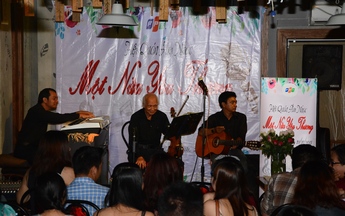<p> Tối ngày 28/10, chương trình Hội quán âm nhạc tháng 10 với chủ đề "Một nửa yêu thương" do Ban Văn hóa - Đoàn thể FPT (FUN) tổ chức đã diễn ra tại H Cafe - quận 3, TP HCM, thu hút gần 70 cán bộ nhân viên (CBNV) FPT HCM tham dự. Hội quán âm nhạc của FPT HCM định kỳ một năm hai lần. Lần đầu tổ chức ngày 10/4 với đêm nhạc <a href="http://chungta.vn/photo/nguoi-fpt/nguoi-fpt-14-nam-nho-trinh-38916.html">Tình ca da vàng</a> tưởng niệm 14 năm ngày mất của người nhạc sĩ tài hoa Trịnh Công Sơn.</p>