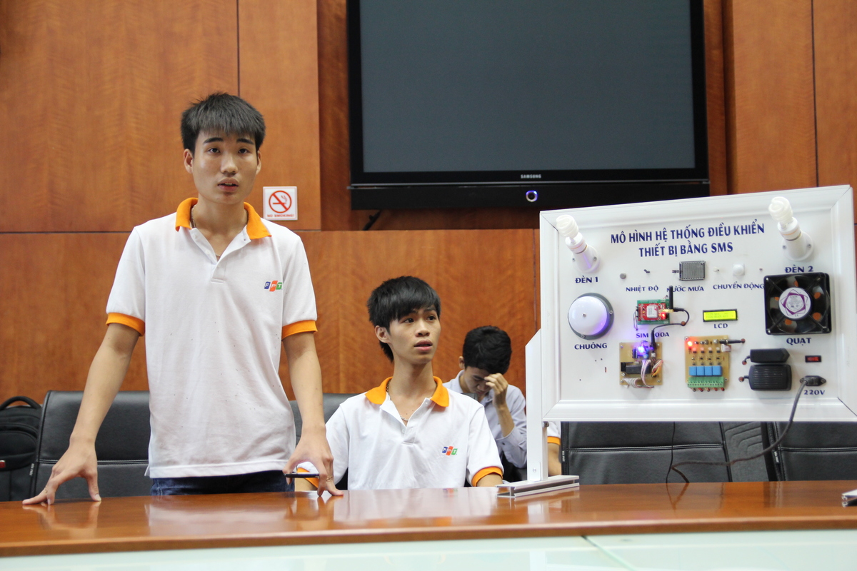 <p> Nguyễn Đình Quang (bên trái), thành viên đội TDU (Đại học Thành Đô), chia sẻ, phần trình bày về Hệ thống điều khiển thiết bị bằng SMS đạt khoảng 90% kỳ vọng của cả đội. Tự tin vào tính ứng dụng cao, TDU nuôi tham vọng phát triển sản phẩm qua mạng Internet và mở rộng sản phẩm ứng dụng trong nông nghiệp.</p>