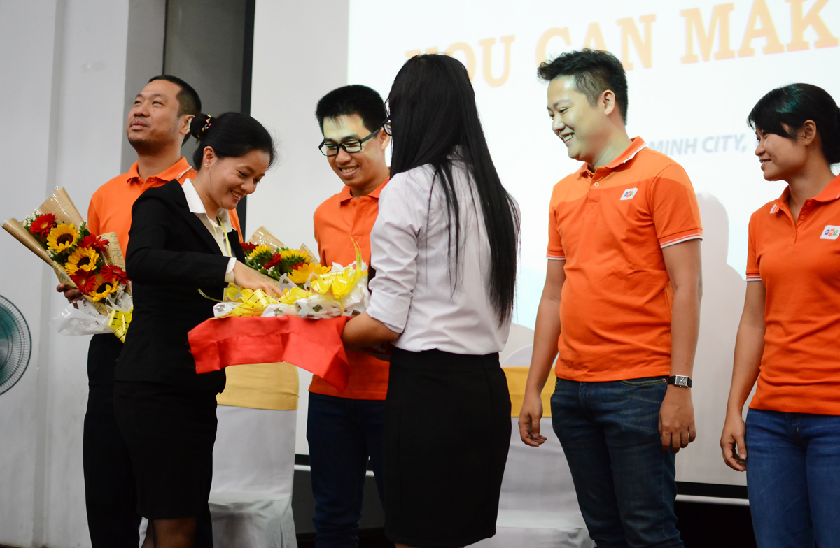 <p> Đại diện nhà trường tặng hoa cho MC Nguyễn Đức Quỳnh (ngoài cùng bên trái) - GĐ FPT Software HCM - và 4 diễn giả. Năm ngoái, hai khách mời tham gia CEO Talk tại ĐH KHTN TP HCM là Nguyễn Đức Quỳnh và Trần Hải Linh (TGĐ Sendo).</p>