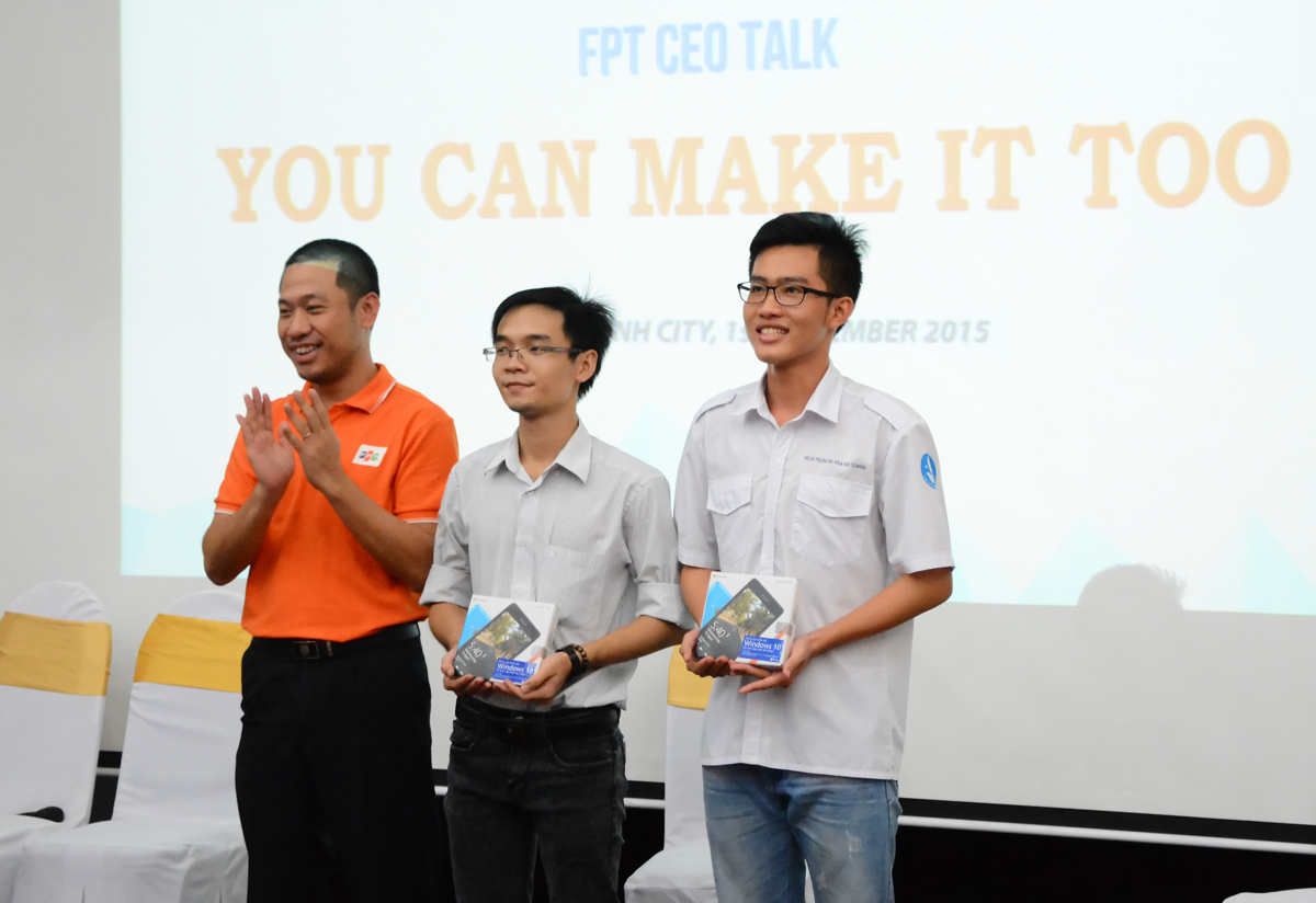 <p> Ngoài ra, BTC cũng trao 2 chiếc smartphone Lumia 540 cho hai sinh viên xuất sắc của trường. Cùng với đó là 2 chiếc Lumia 220 cho 2 sinh viên may mắn trong phần bốc thăm.<br /> “FPT CEO Talk” tại ĐH KHTN TP HCM là sự kiện thứ 13 của chuỗi chương trình giao lưu giữa lãnh đạo Tập đoàn FPT với sinh viên các trường đại học trên toàn quốc. Từ năm 2013, FPT đã tổ chức “FPT CEO Talk” với mục tiêu giúp sinh viên định hướng nghề nghiệp, chia sẻ kinh nghiệm thành công và mang lại các cơ hội việc làm cho các sinh viên.</p>