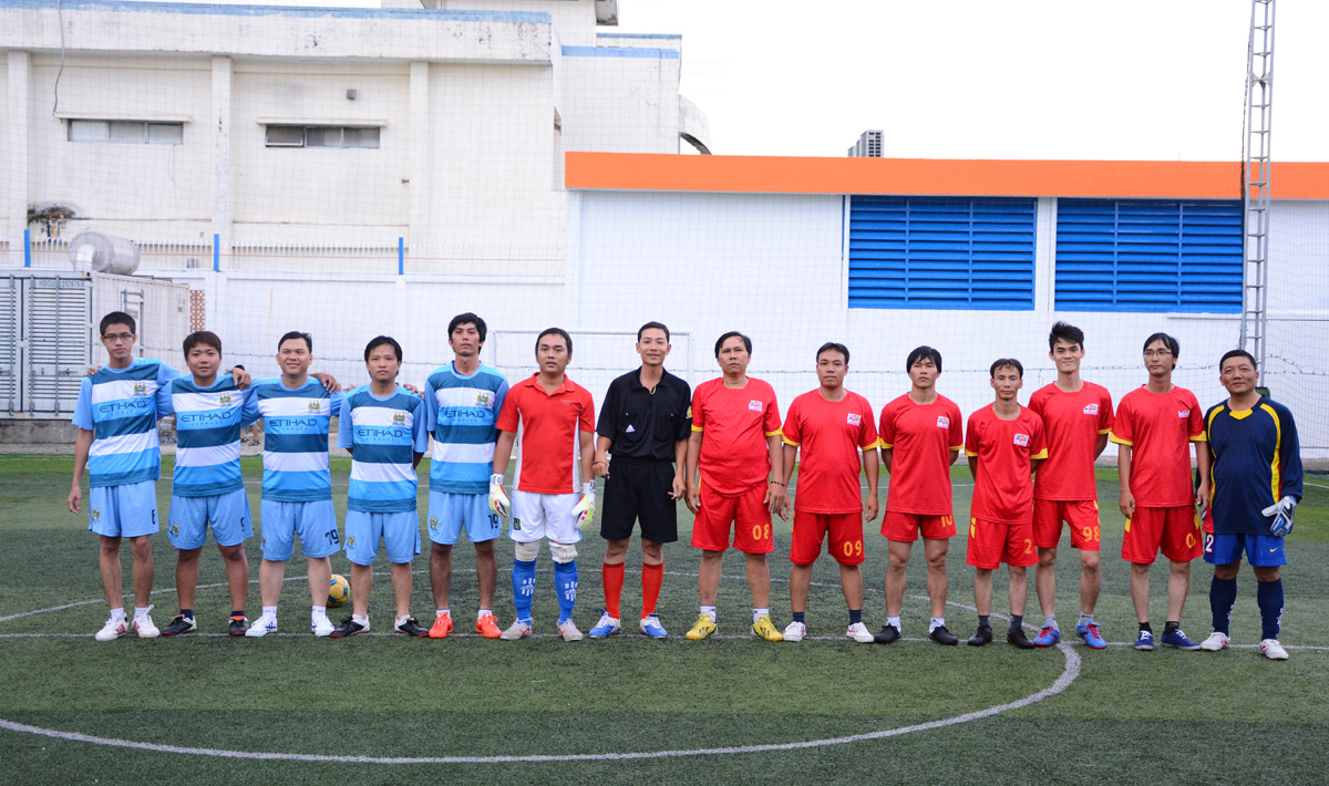 <p> Chiều tối ngày 1/11, trận chung kết giải bóng đá nội bộ của Trung tâm Quản lý cước FPT Telecom HCM - CUS HCM 2015 đã diễn ra trên sân FPT Tân Thuận, quận 7, TP HCM. Góp mặt trong trận cầu tâm điểm này là CUS 2 và CUS 5 (áo đỏ). Năm đầu tiên tổ chức, giải quy tụ 6 đội bóng đến từ các chi nhánh trên địa bàn TP HCM tham gia tranh tài từ ngày 26/10.</p>