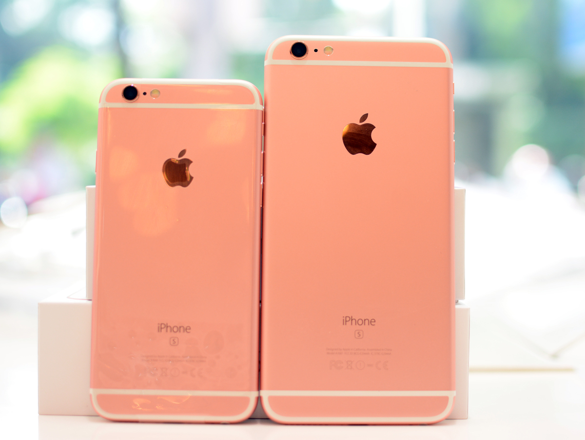 <p> So với bộ đôi iPhone 6, hai mẫu iPhone 6s và 6s Plus mới có thêm bản màu vàng hồng (Rose Gold). Đây cũng là phiên bản được đặt mua nhiều nhất tại FPT Shop (chiếm 50%), tiếp đến là màu vàng Gold (30%).</p>