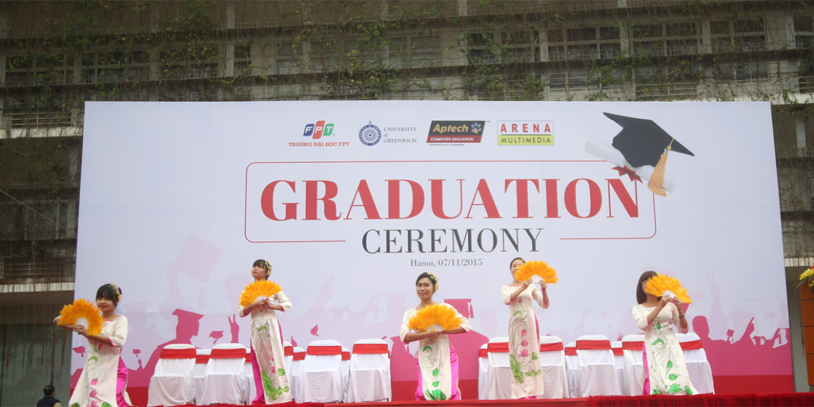 <p> Khi lễ tốt nghiệp chính thức bắt đầu cũng là lúc tân cử nhân và quan khách thưởng thức tiết mục múa quạt truyền thống.</p>