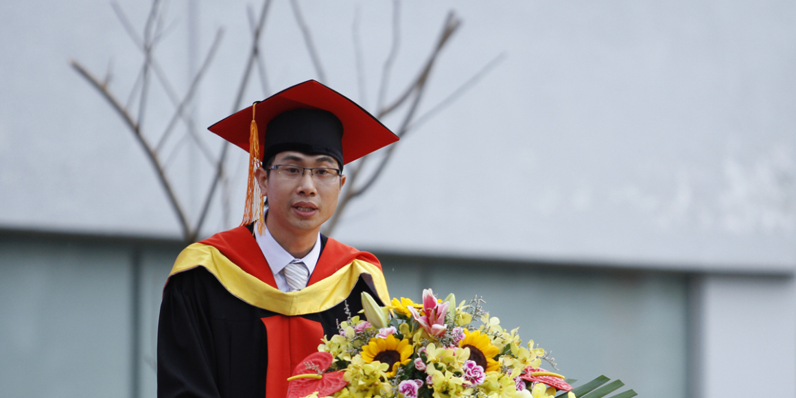 <p> Thầy Phạm Văn Vững, Trưởng ban Đào tạo, đọc đuyết định công nhận sinh viên đủ điều kiện tốt nghiệp.</p>