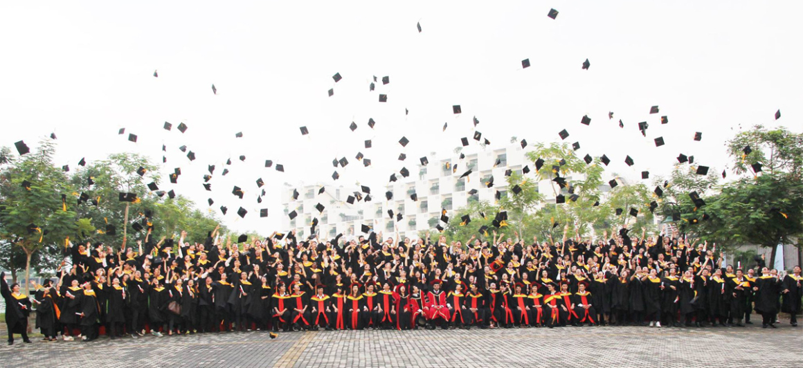 <p> Lễ tung mũ chính thức khép lại buổi lễ tốt nghiệp. Chiều ngày 13/11, lễ tốt nghiệp khối Liên kết Quốc tế sẽ tiếp tục được tổ chức tại Trung tâm Hội nghị Grand Place, quận Tân Bình, TP HCM. </p>